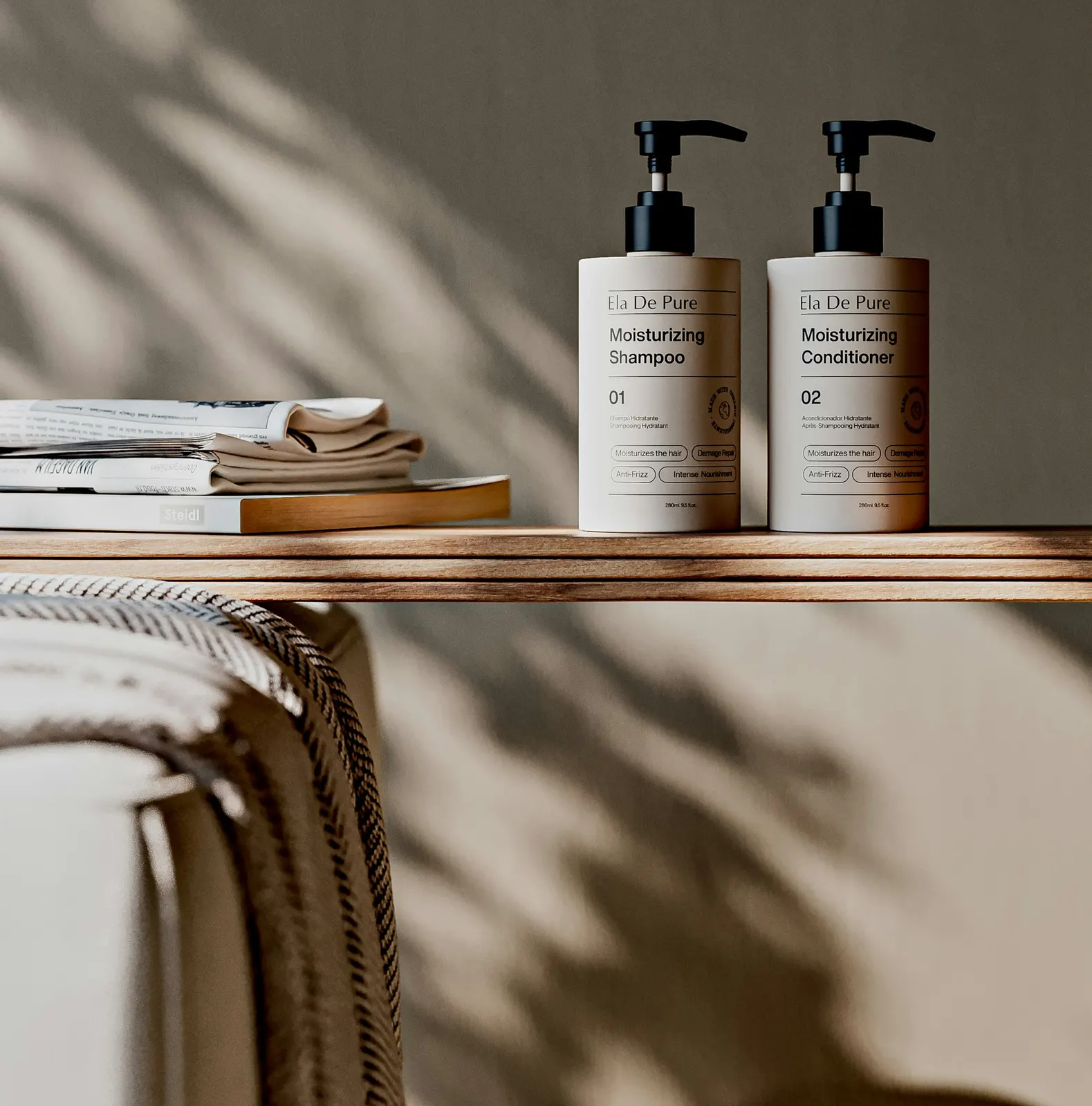 Μπουκάλια σαμπουάν και conditioner σε ξύλινο ράφι